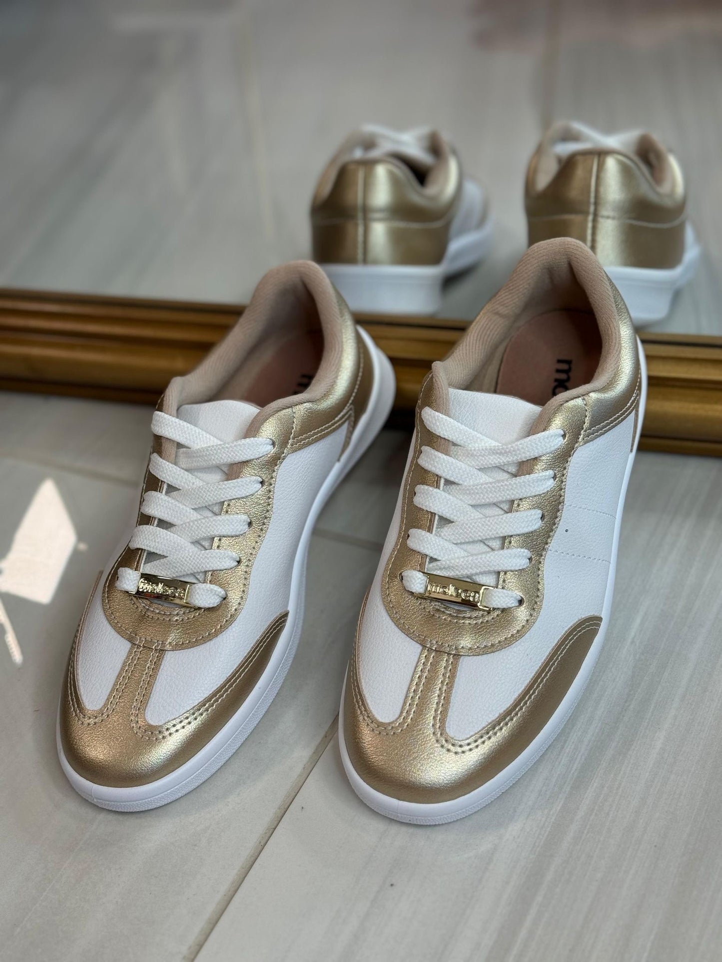 Tenis Floather Metalizado Blanco / Oro