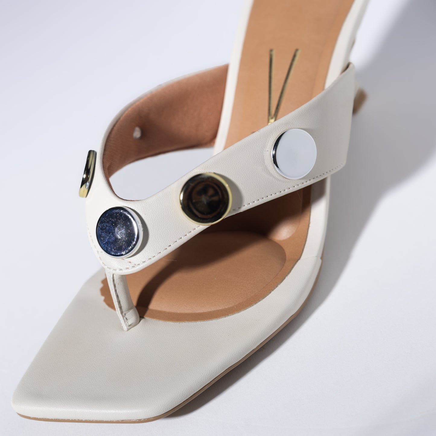 TALLIC THONG HEELS