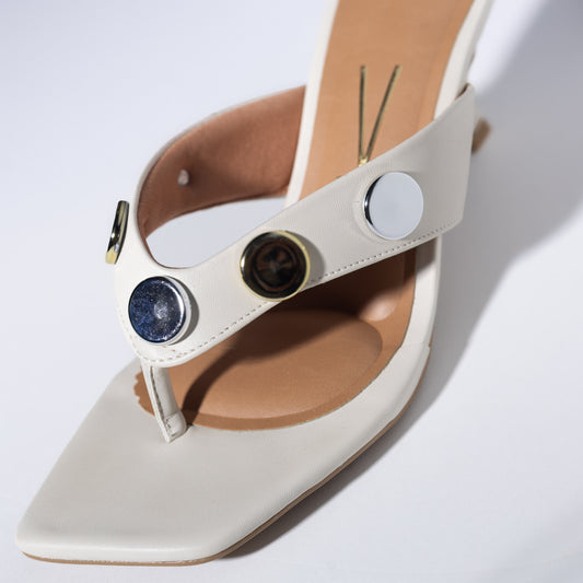 TALLIC THONG HEELS